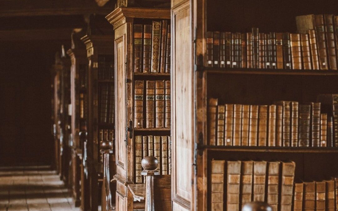 Historiskt bibliotek med träskåp och rader av gamla böcker