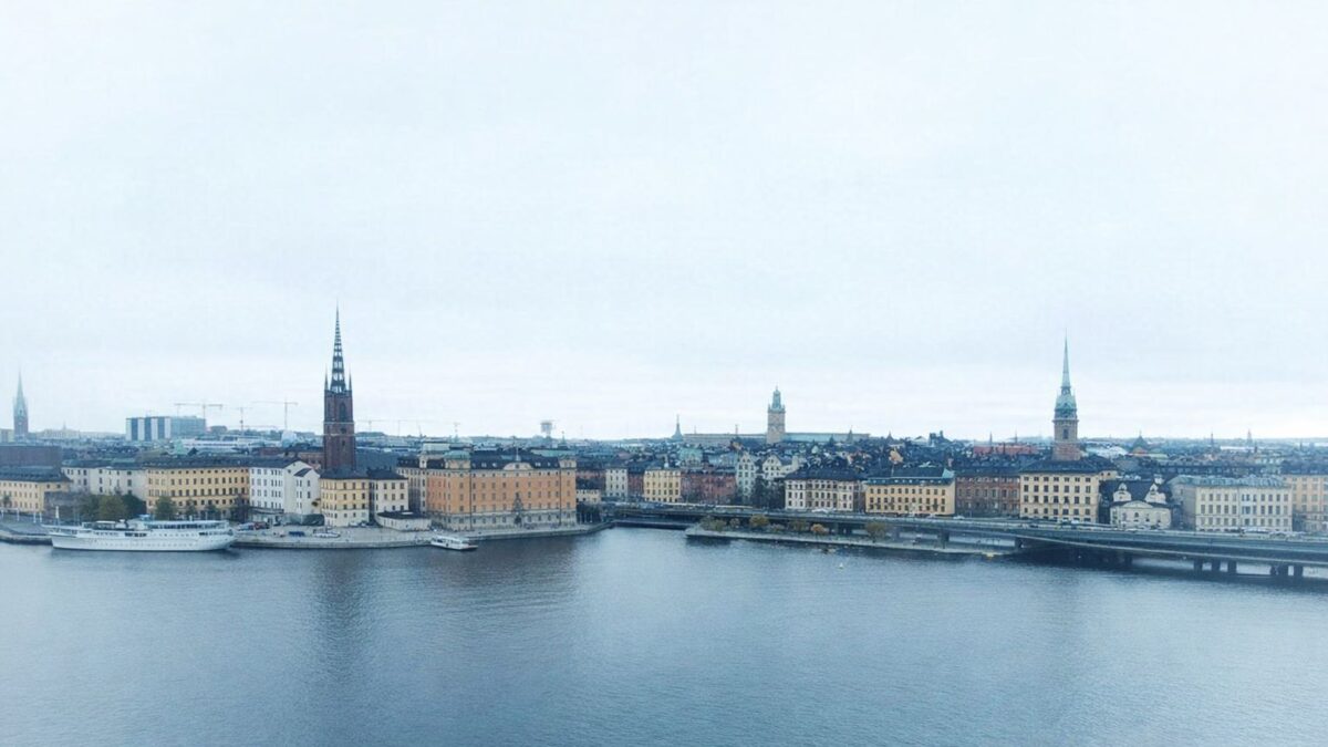Panoramavy över Stockholms skyline med Riddarholmen och Gamla Stan.