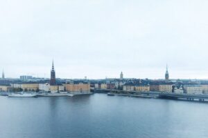 Panoramavy över Stockholms skyline med Riddarholmen och Gamla Stan.