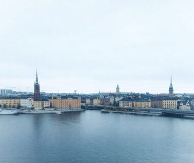 Panoramavy över Stockholms skyline med Riddarholmen och Gamla Stan.